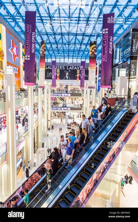 Vue intérieure du centre commercial Dubai Mall le plus grand centre