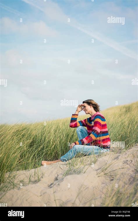 Femme Mature De D Tente Sur La Plage Assis Dans Les Dunes Photo Stock Alamy