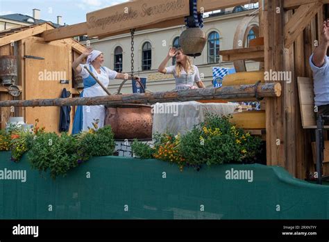 Muenchen Trachten Und Schuetzenzug Beim Muenchner Oktoberfest Auf