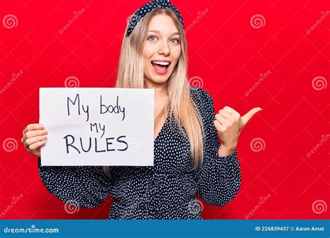Junge Blonde Frau Meinen Körper Hält Mein Regelrechtes Banner Das Daumen Nach Oben Zeigt