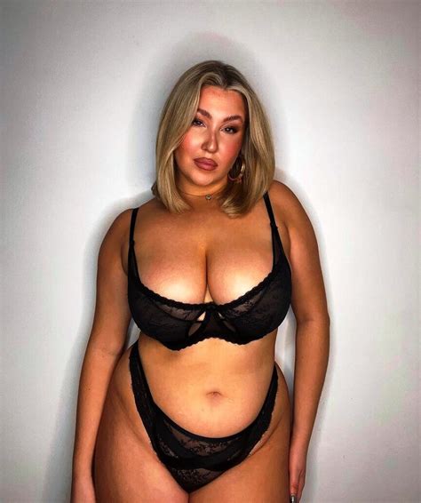 Blonde Pawg Loves Doing Selfies Shesfreaky