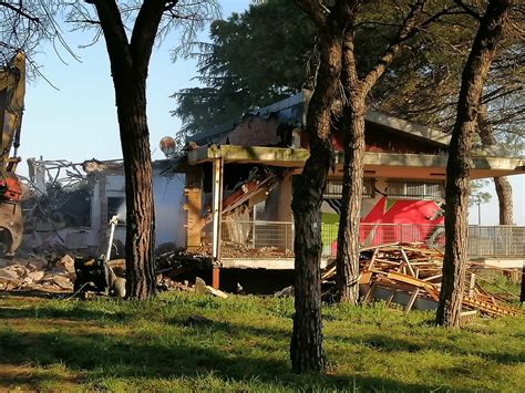 Riccione Vecchia Scuola Di San Lorenzo In Corso La Demolizione