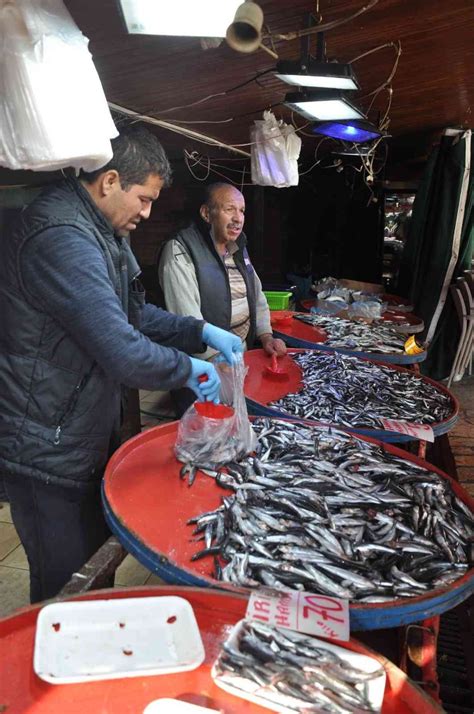 Mudurnuda pazar tezgahlarında balık bolluğu