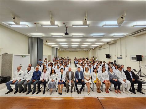 Imponen Batas A Estudiantes Graduados De Medicina Vicerrectoria