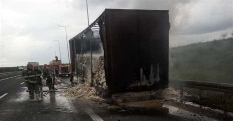 Tir încărcat cu făină cuprins de flăcări pe autostrada A1 în