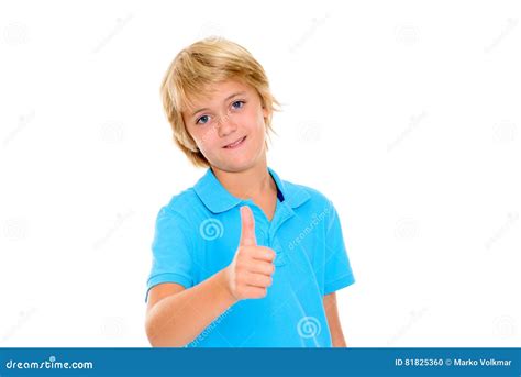 Glimlachende Blonde Jongen Met Omhoog Duim Stock Foto Image Of Jongen Kinderjaren 81825360
