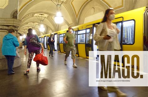 Berlin Ger Menschen Auf Dem Bahnsteig Im U Bahnhof