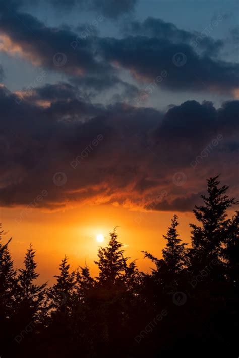 Background Pemandangan Indah Langit Matahari Terbenam Jingga Di Atas