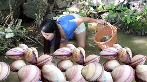 Magical Accident The Girl Opens A Huge Clam In The River Revealing