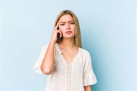 Mujer caucásica rubia joven aislada mostrando un gesto de decepción con