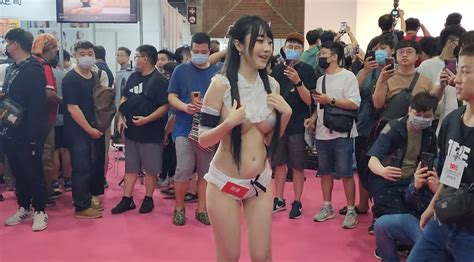 超人気日本av女優が台北國際成人展の「回転温泉」でエッチなポーズ みんくちゃんねる