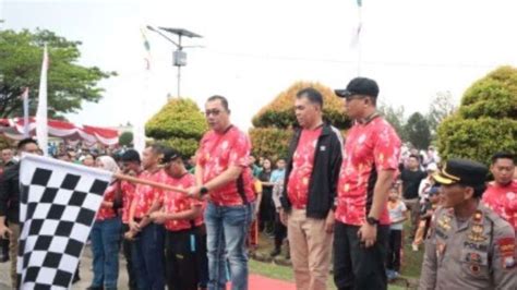 Bupati Natuna Bersama Kapolda Kepri Lepas Peserta Jalan Santai Bersama