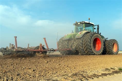 Tracteur Avec Une Charrue Travaillant Dans Le Champ Un Agriculteur