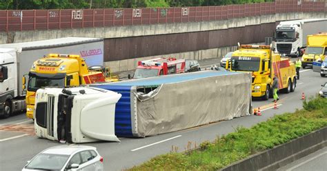 Umgekippter Lkw sorgt auf der A57 für Stau