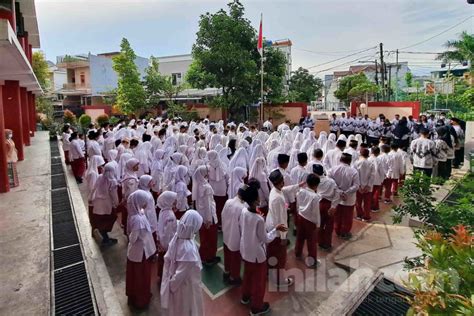 Foto Khidmat Upacara Memperingati Hari Guru Nasional Di SD Jakarta