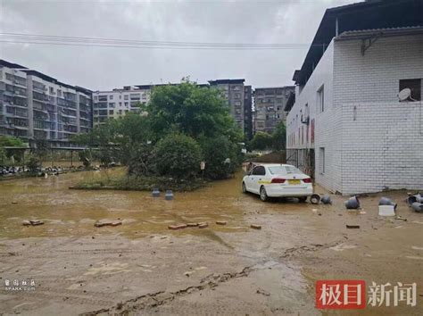 重庆垫江暴雨 驾校围墙被洪水冲垮30辆车被泡