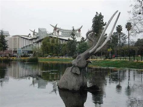 La Brea Tar Pits and Museum, Los Angeles, CA - California Beaches