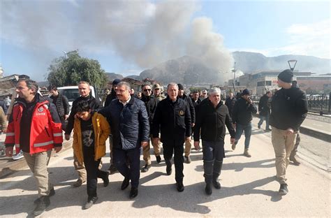 Hulusi Akar Ve Fahrettin Koca Deprem Alan Nda Inceleme Yapt