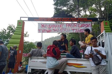 Tolak Sampah Tangsel Berlanjut Warga Cilowong Bertahan Duduki TPAS