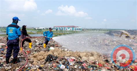 Pemkot Surabaya Keluarkan Semprotan Larutan Organik Di Tpa Benowo Untuk