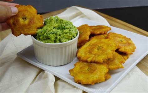 Los patacones también conocidos como tostones son trozos de plátano