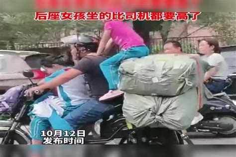 马路上的惊险一幕，男子骑电动车不光拉货还带娃，后座女孩坐的比司机都高。后座电动车男子