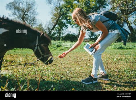 Belle Fille Blonde En Jean Rose Banque De Photographies Et Dimages Haute R Solution Alamy