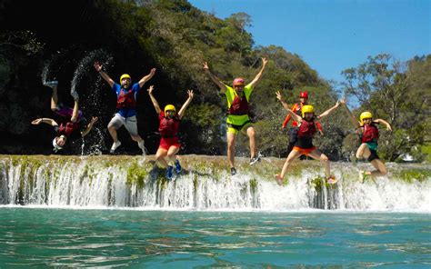 Salto de Cascadas en Micos