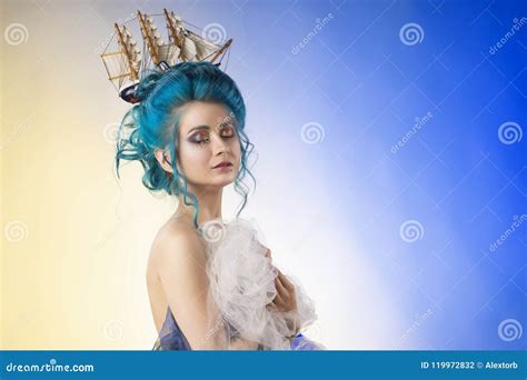 Ragazza Sensuale Con Le Spalle Nude E La St Blu Dipinta Dei Capelli