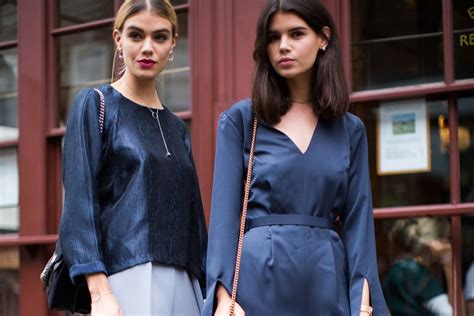 El Street Style No Espera Así Lucen Las Chicas De Moda El Classic Blue El Pantone De 2020 Más