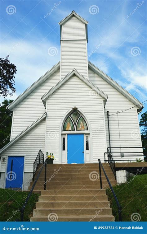 Igreja Branca Portas E Vitral Azuis Foto De Stock Imagem De