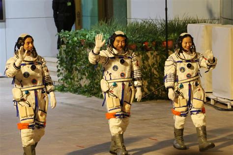 China lanza tres astronautas para misión de seis meses a bordo de su