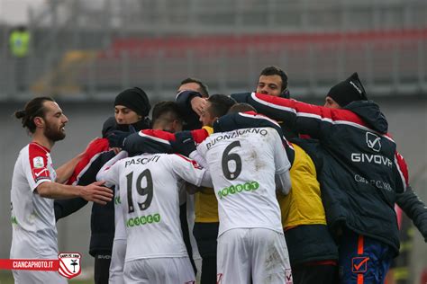 Carpi Fc Resto Del Carlino Biancorossi Con Le Spalle Al Muro