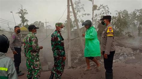 Semeru Erupsi Jalur Penyeberangan Curah Kobokan Lumajang Ditutup Total