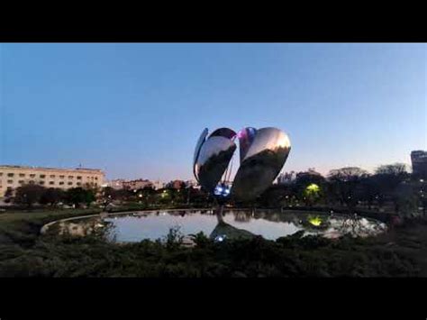 Monumentos y fachadas de edificios porteños se iluminaron por el Día