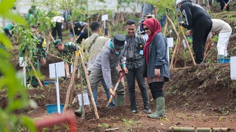 Bandung Menanam Jilid Serentak Tanam Pohon