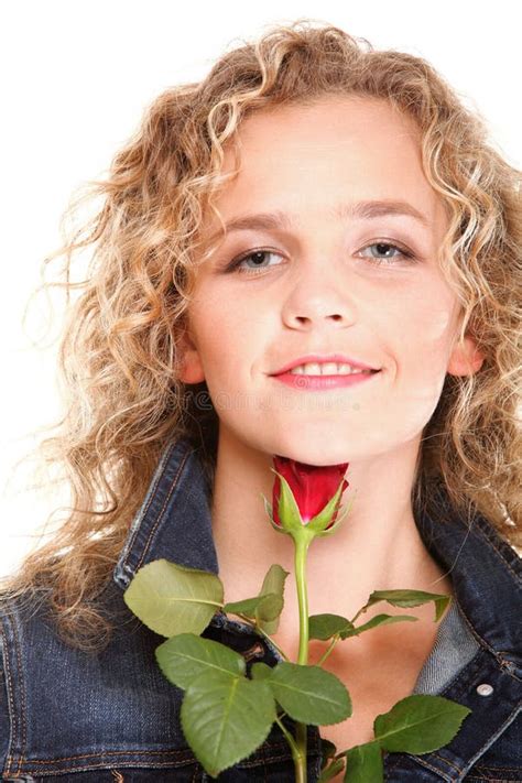 Blonde Hermoso De La Mujer Joven En Isola Rom Ntico De La Rosa Del Rojo Del Retrato Imagen De