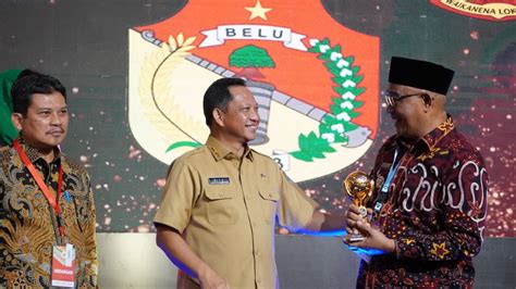 Wali Kota Tidore Terima Penghargaan UHC Dari Mendagri