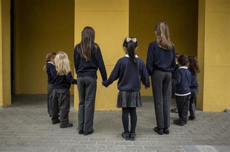 La Escuela Pública Debate Sobre El Uso Del Uniforme Escolar