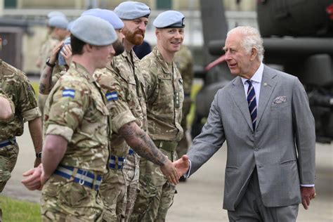 K Nig Charles Spricht Ber Nebenwirkung Seiner Krebserkrankung