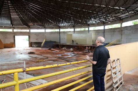 Gilberto Garcia visita obras de revitalização do Ginásio de Esportes