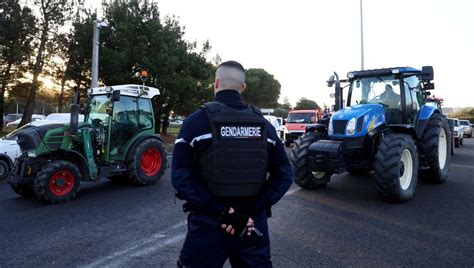 VIDÉO Colère des agriculteurs de la paille de lavandin déversée sur