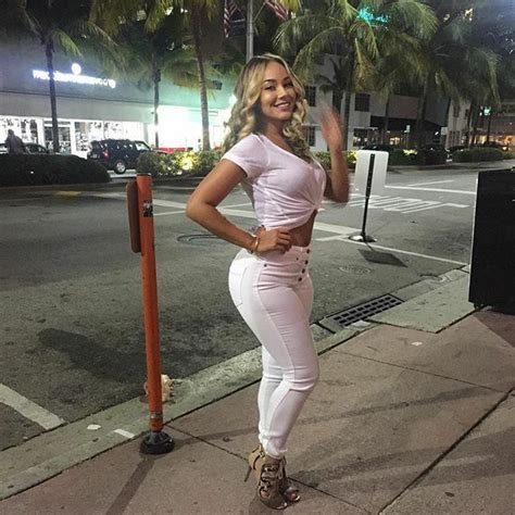 Hot Sexy Bella Potente Bikini Pics