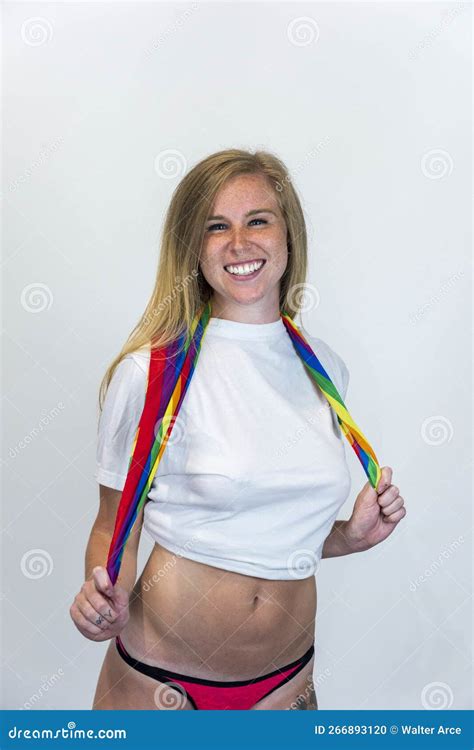 Una Hermosa Mujer LGBT Mostrando Orgullo Gay Foto De Archivo Imagen De Incongruente Amante