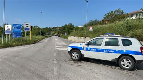 Mezzo Pesante Finisce Fuori Strada Chiusa A Cepagatti La Statale