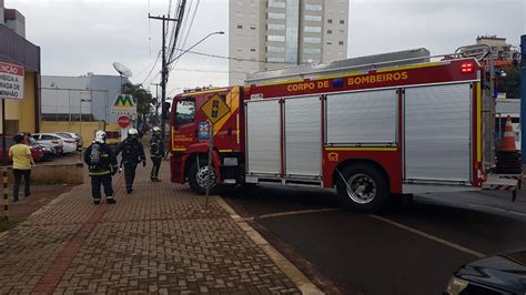 Vizinhos se assustam fumaça chamam Corpo de Bombeiros mas fogo