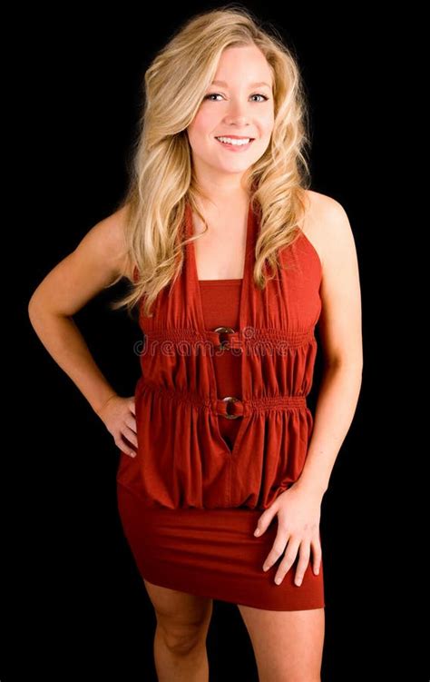 Sch Ne L Chelnde Blonde Dame In Einem Roten Kleid Stockfoto Bild Von Mode Elegant