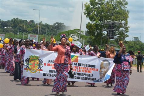 Journée internationale des droits des femmes une parade féminine