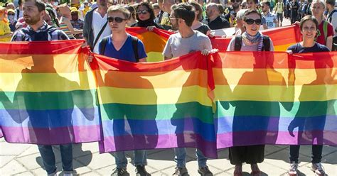 Monde La gay pride dégénère à Kiev