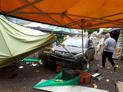 Adolescente De Anos Perde Controle De Carro E Atropela Duas Mulheres